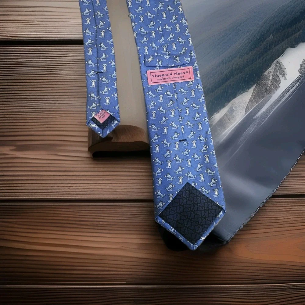 Vineyard Vines Hand Pick Blue BUFFALO BEAR Mens Tie‎ Necktie 100% Silk USA MADE